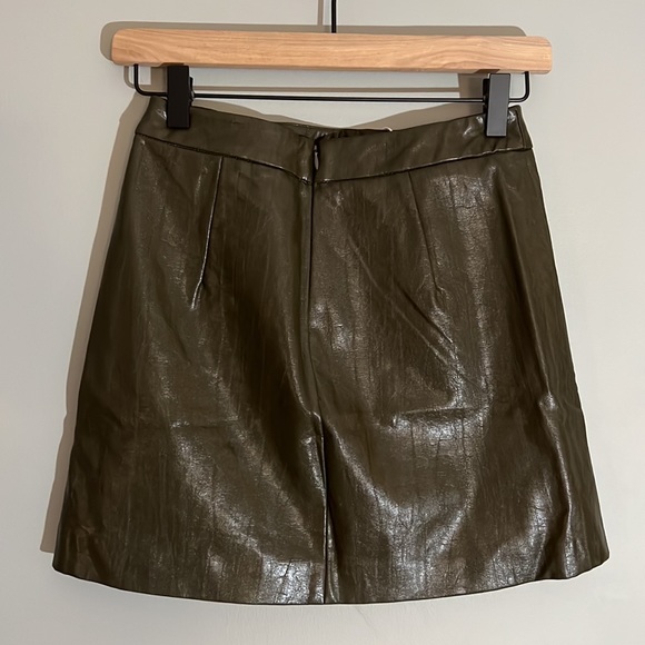 NWT ASOS Faux Leather Mini Skirt - Size XS (Olive Green) - Picture 5 of 6